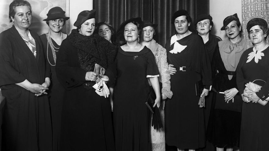 Conferencia de la escritora Palma Guillén en el Lyceum Club con la asistencia de Margarita Xirgu, María Maeztu o Clara Campoamor