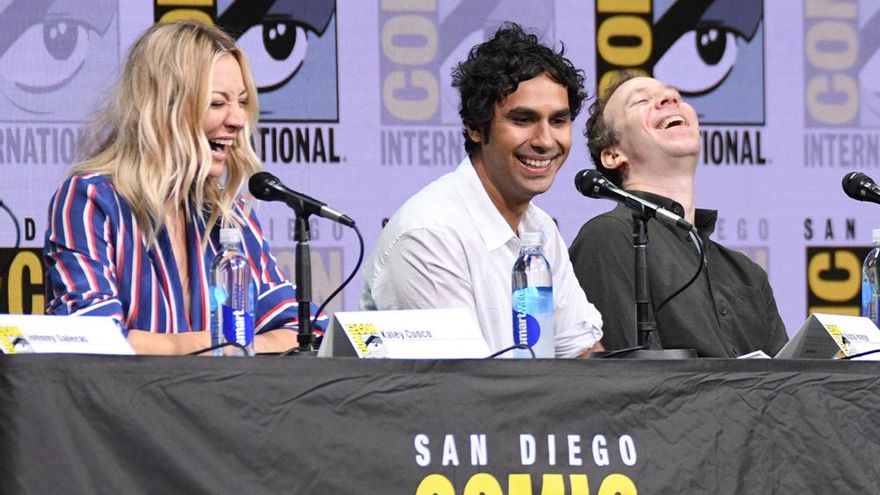 Kaley Cuoco, Kunal Nayyar y Kevin Sussman en la Comic-Con 2017