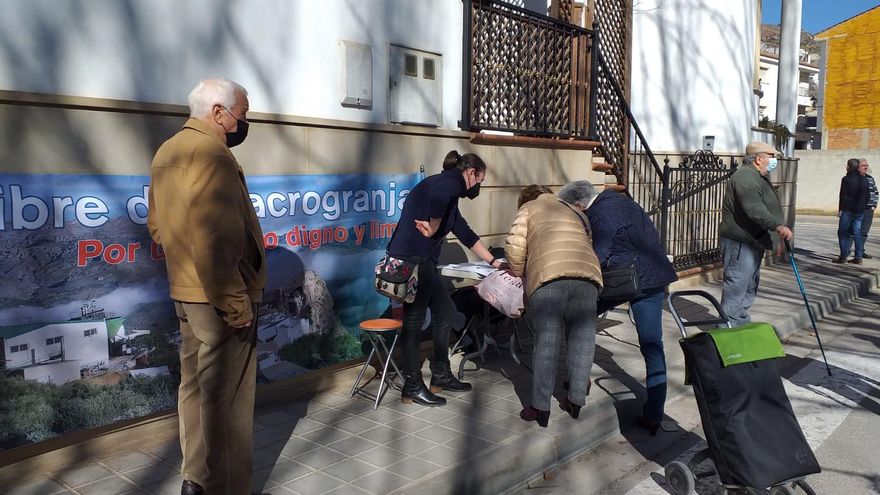 Los habitantes del pueblo de Solera rechazan la macrogranja "que nadie quiere"