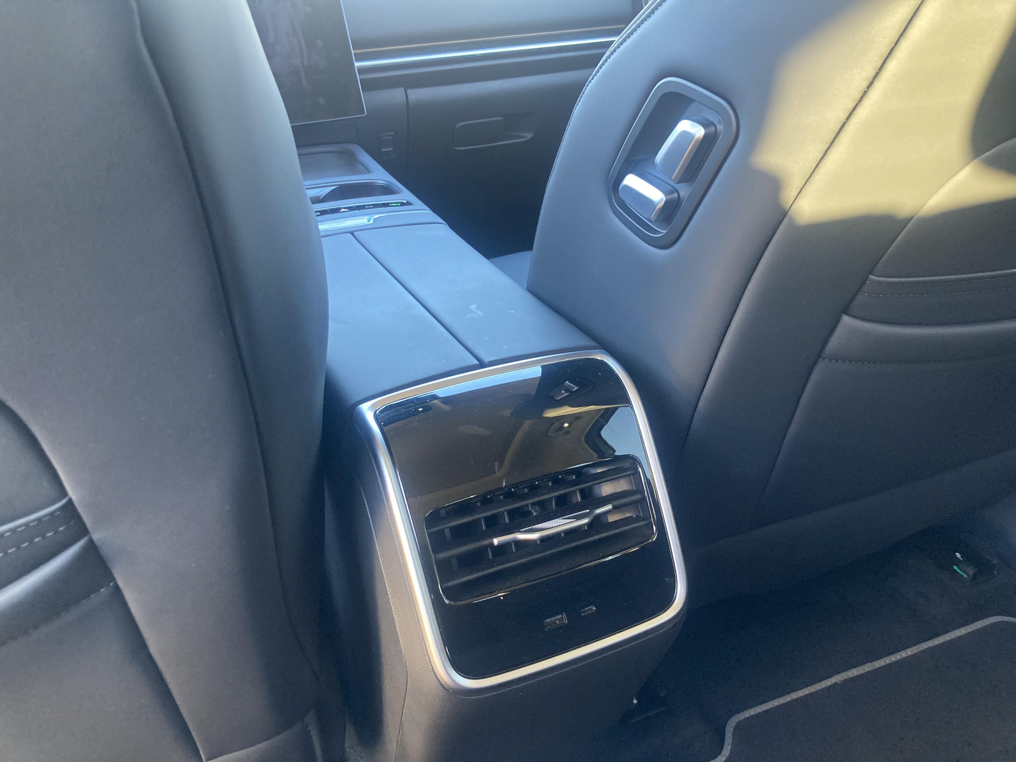 Detalle de los aireadores y los USB traseros, así como de los mandos para desplazar el asiento del acompañante.