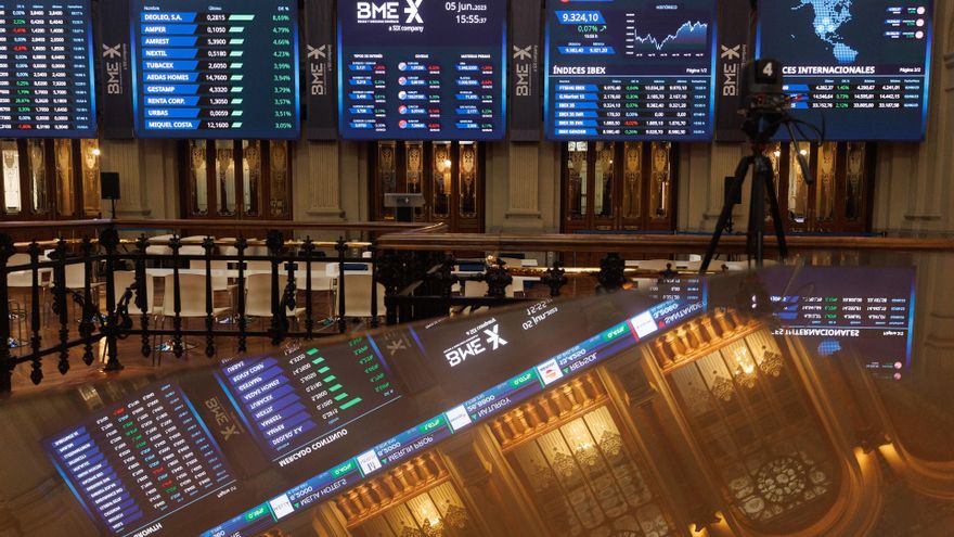 Archivo - Varios paneles del Ibex en el Palacio de la Bolsa.
