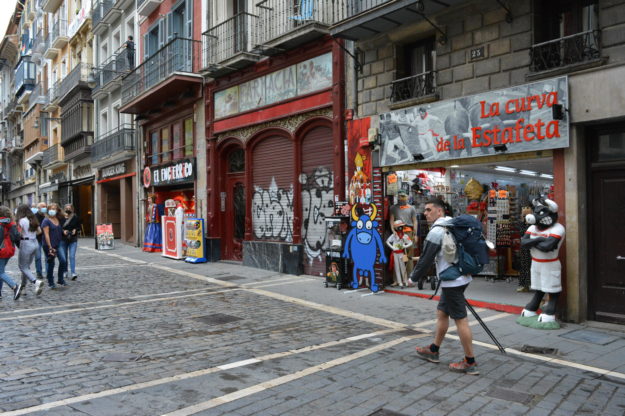 Personas en la calle Mercaderes de Pamplona