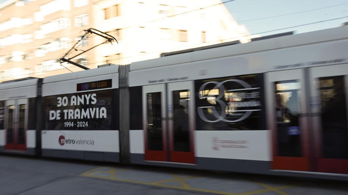 Cinco heridos leves e interrumpido el servicio en las líneas 4 y 6 del tranvía en València tras chocar con un coche