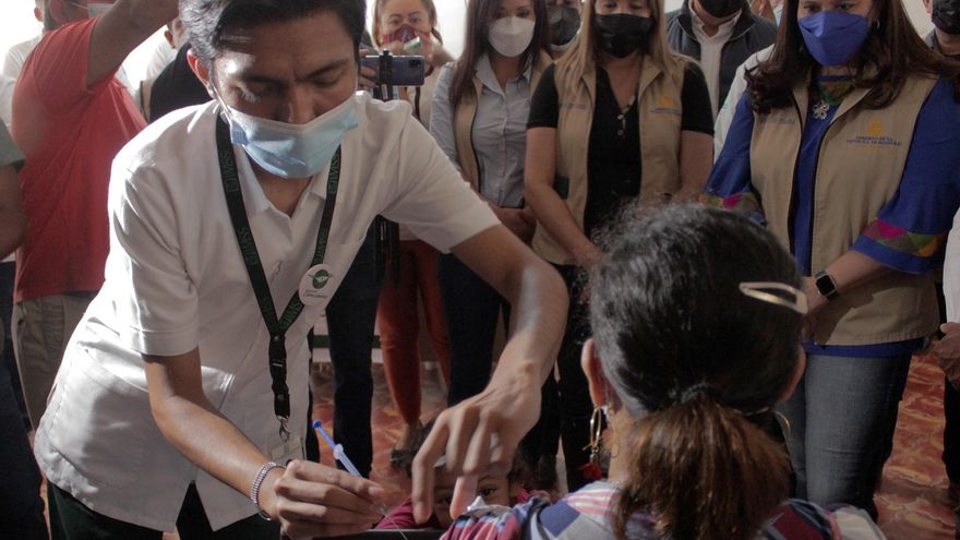 Vacunan contra la covid a migrantes hondureños en la frontera sur de México