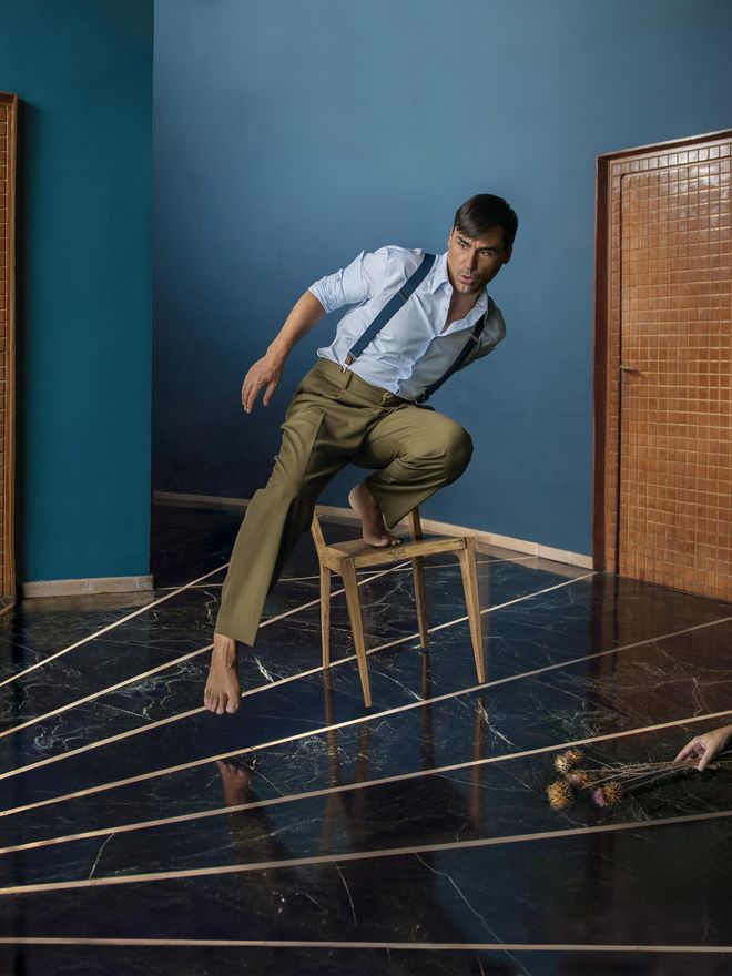 Portada del disco 'Time To Go Home' de Juan, tomada en la Cámara de Comercio de Córdoba.