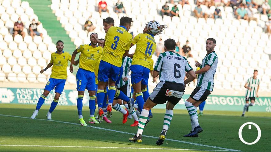 Lance del duelo de ida ante el Cádiz B