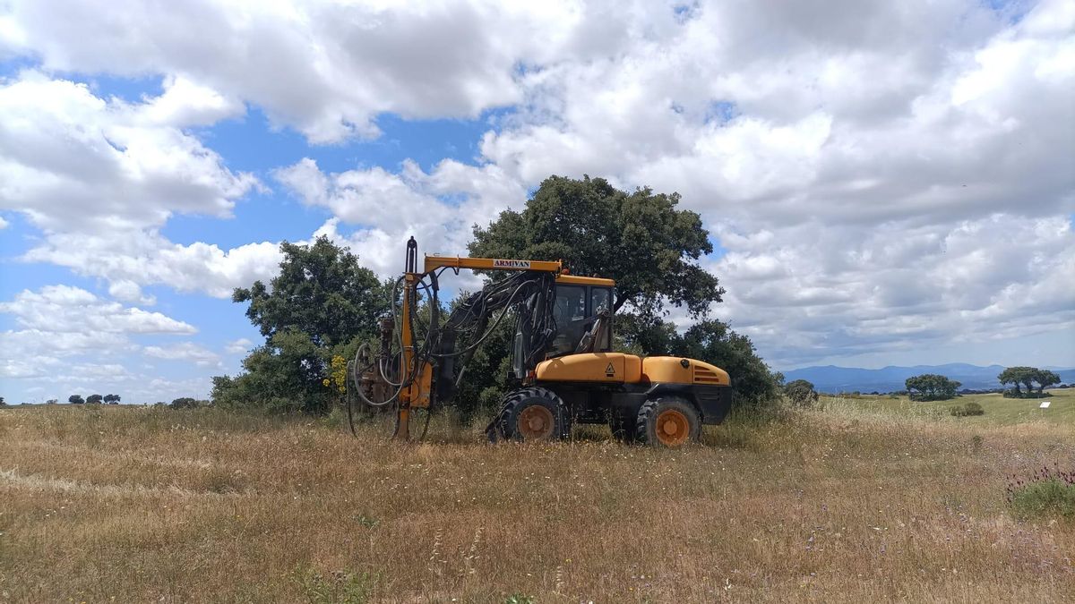 Máquina perforadora utilizada para enclavar los pilotes de metal con el código “H” y numeración correlativa dentro de las parcelas del proyecto “Helena Solar”. Salvemos los Campos ha documentado su presencia entre los días 4 y 18 de mayo.