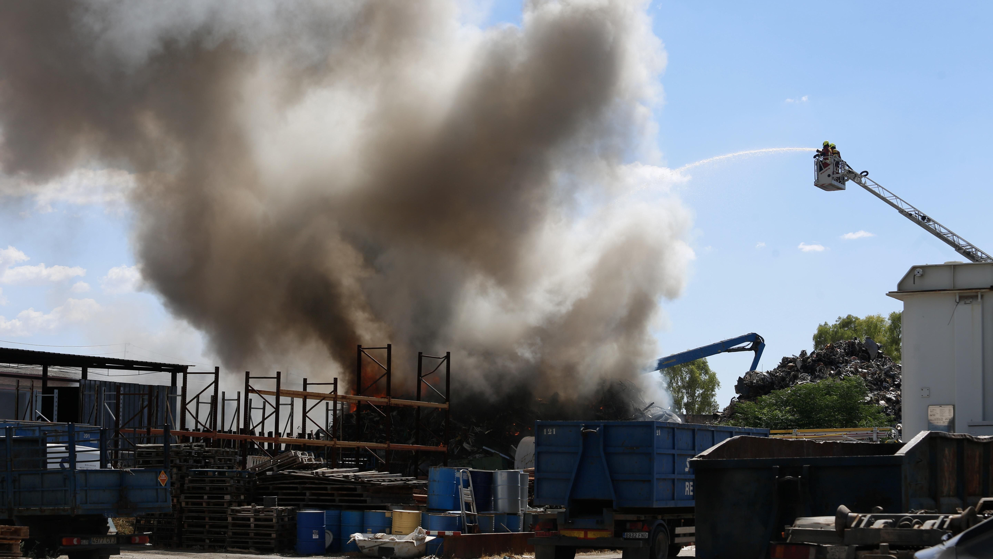 Los bomberos acuden a sofocar un aparatoso incendio de chatarra en los terrenos de la empresa Solanas