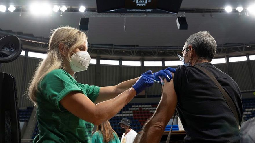 Un hombre recibe una dosis de Janssen este domingo