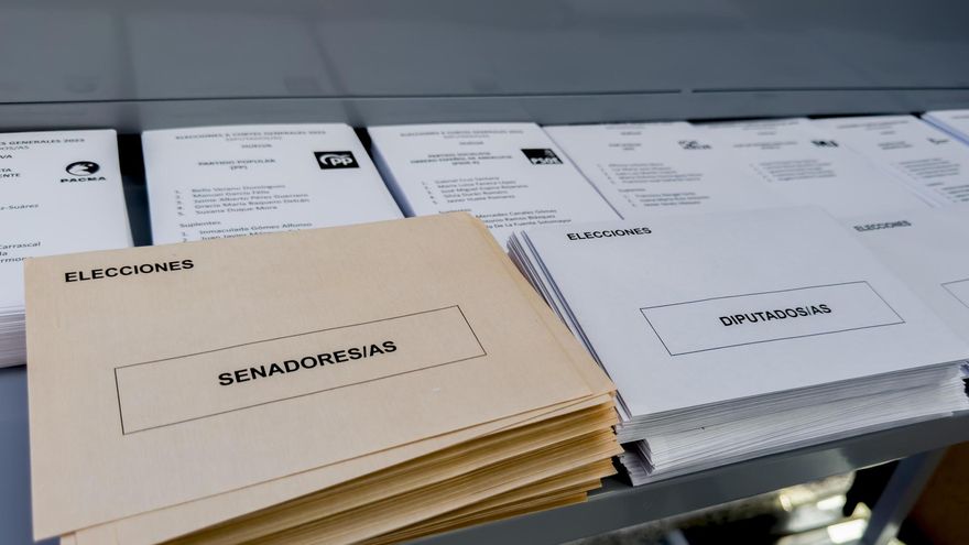 Imagen de archivo de las papeletas y sobres preparados en un colegio en las últimas elecciones generales.