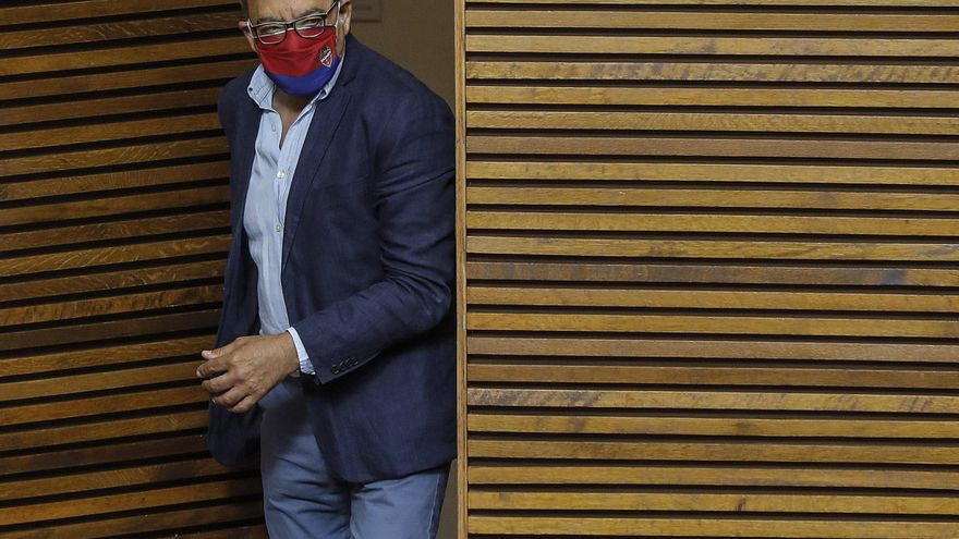 El portavoz del grupo socialista en las Cortes, Manolo Mata, a su llegada a una sesión ordinaria