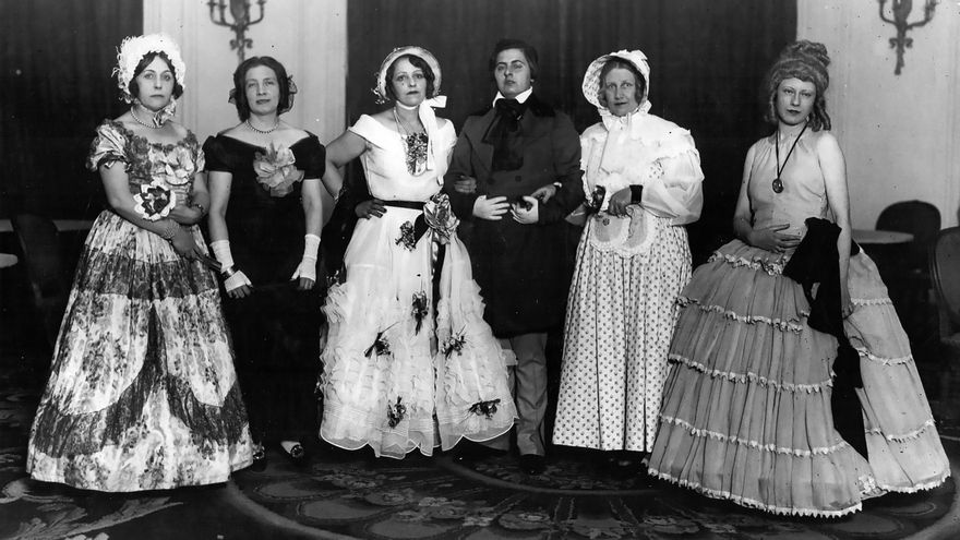 Festa à fantasia no clube Lyceum em 1934. Quiz Duran está no centro vestido como um cavaleiro romântico.