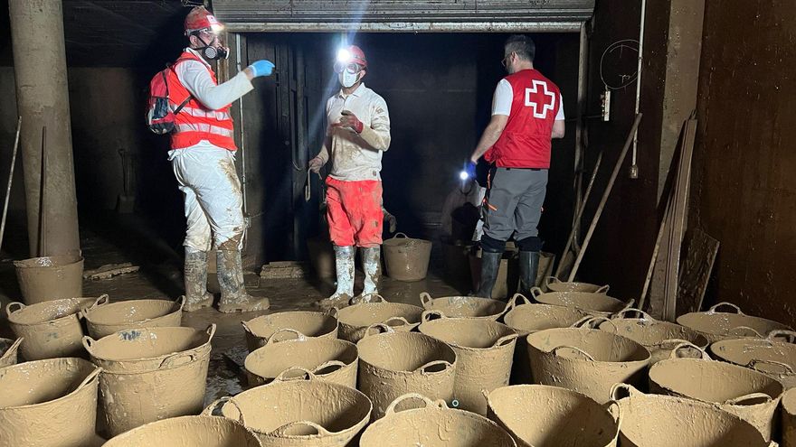 Tareas de limpieza de lodo de voluntarios de la Cruz Roja.