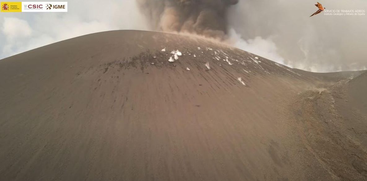Cono principal del volcán de La Palma, con los surcos dejados por las bombas volcánicas al deslizarse por su ladera
