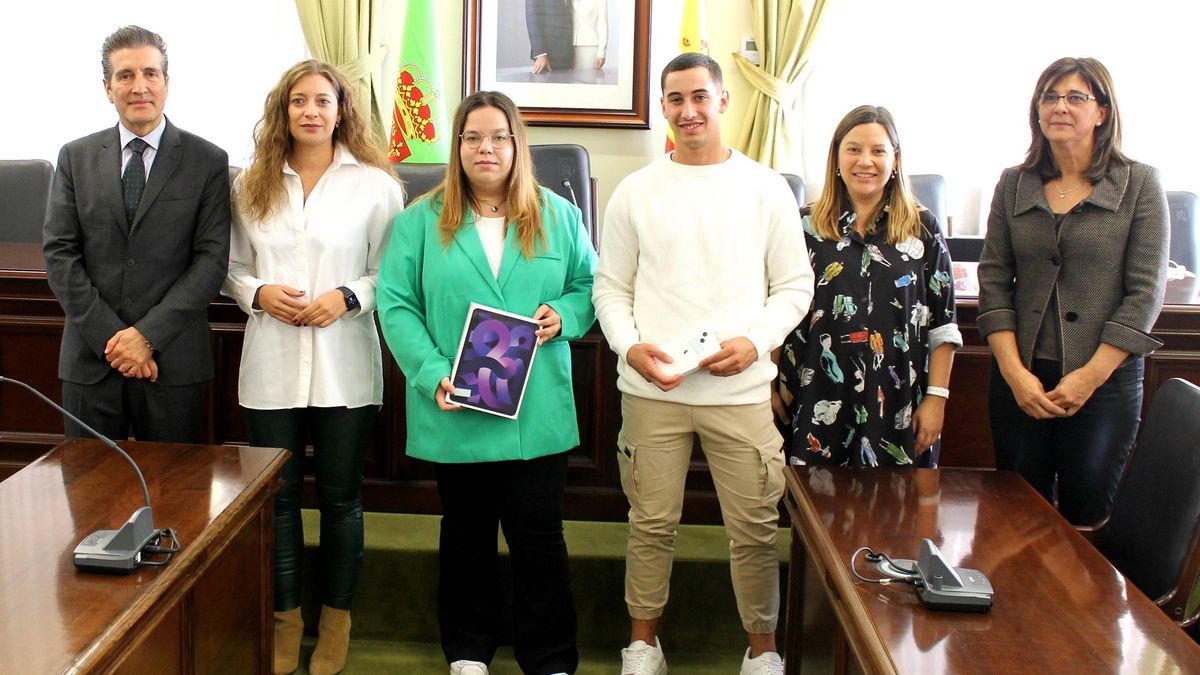 Los premiados (centro), junto a las autoridades.