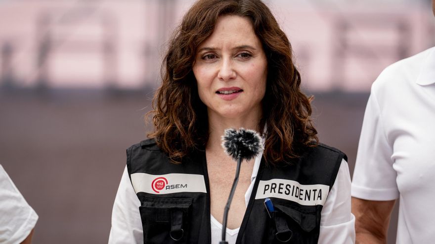 La presidenta de la Comunidad de Madrid, Isabel Díaz Ayuso,  atiende a los medios durante la visita a los evacuados por el incendio de la sierra oeste, en el polideportivo La Chopera, a 26 de julio de 2026, en Villamanta, Madrid (España)