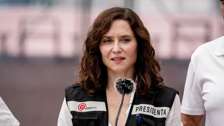 La presidenta de la Comunidad de Madrid, Isabel Díaz Ayuso,  atiende a los medios durante la visita a los evacuados por el incendio de la sierra oeste, en el polideportivo La Chopera, a 26 de julio de 2026, en Villamanta, Madrid (España)