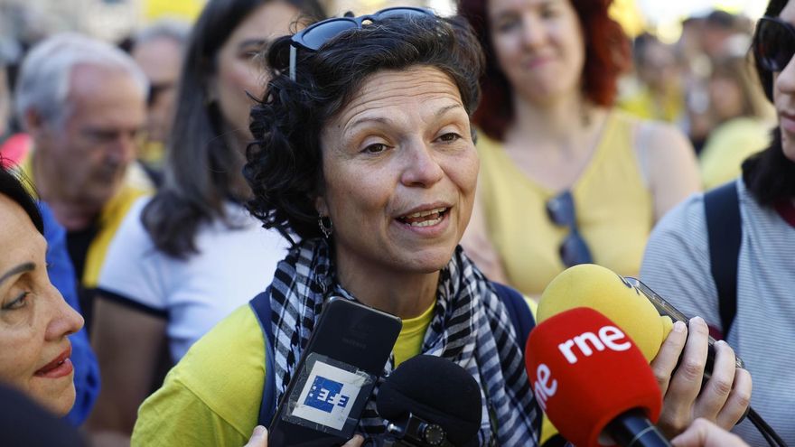 Rosa Marín, portavoz de la Plataforma Educación, se dirige a los medios de comunicación en una de las concentraciones de las educadoras infantiles en huelga indefinida.
