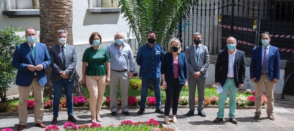 Juan Capote (cuarto por la izquierda) este miércoles junto a responsables políticos en el Parlamento.