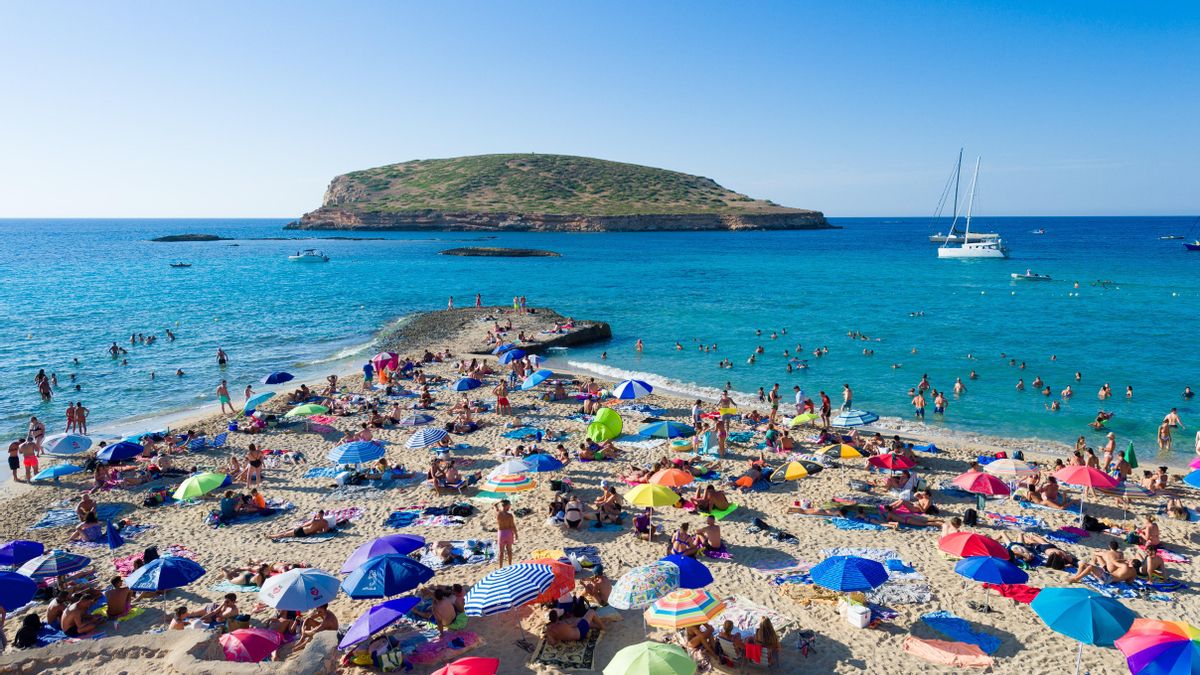 Bañistas disfrutan en la Cala Conta (Eivissa).