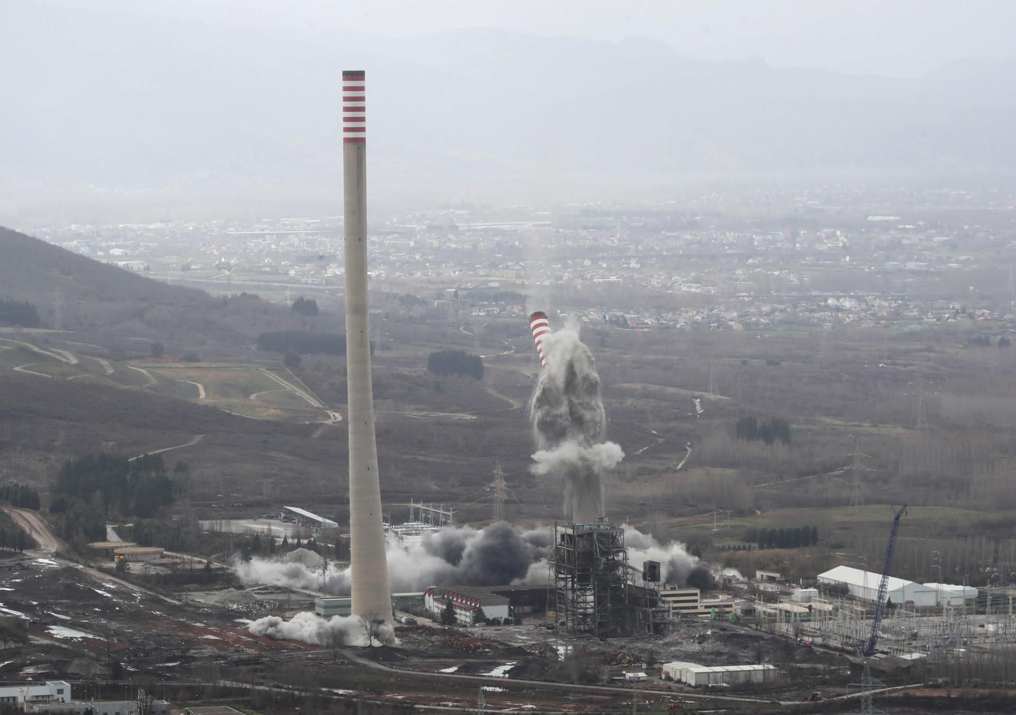 La primera torre se desploma.