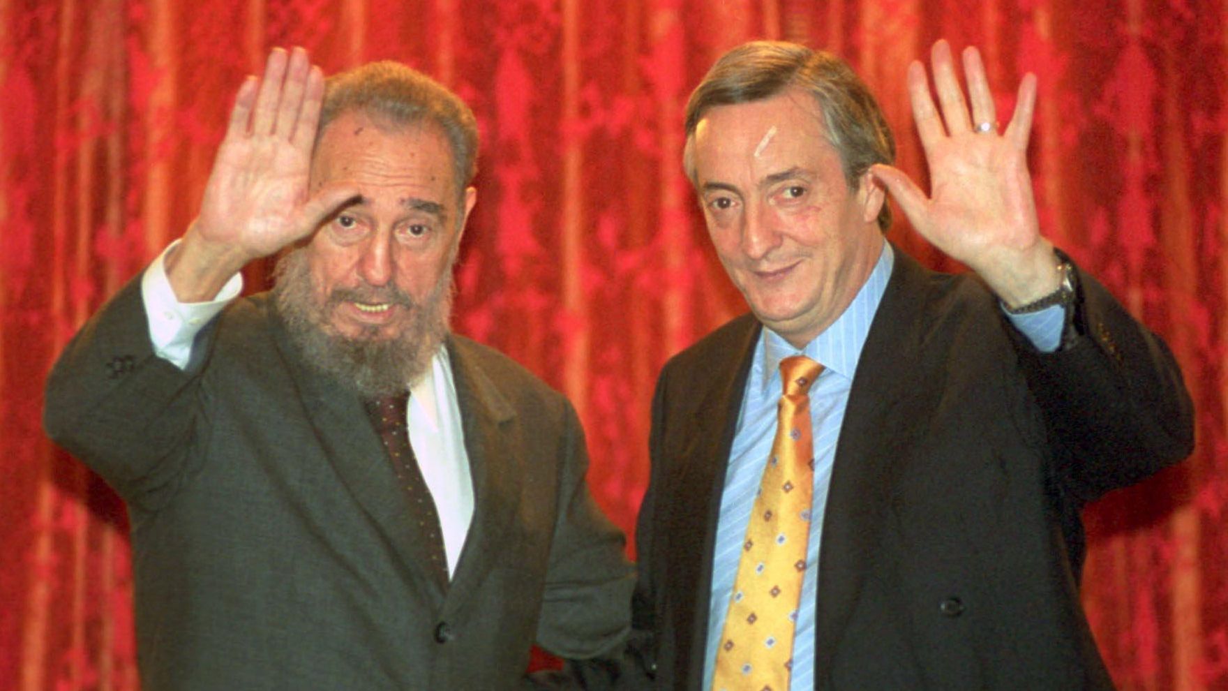 Nestor Kirchner, junto a Fidel Castro, quien viajó a Buenos Aires para presenciar su asunción como presidente.