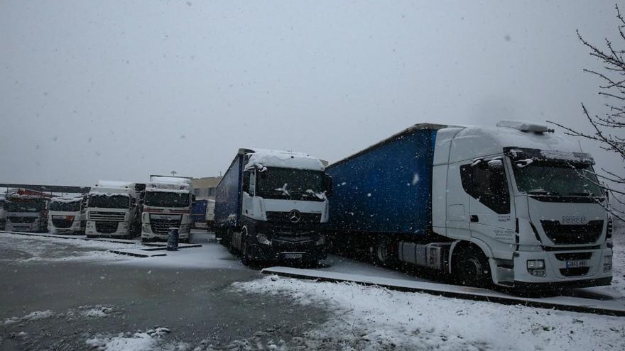César Sánchez / ICAL Camiones embolsados en el polígono industrial de Bembibre (León), debido al corte de la autovía A6 cortada por el temporal de nieve