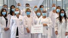 Representantes de los distintos servicios implicados en la atención al ictus con miembros del equipo directivo muestran el certificado de acreditación.