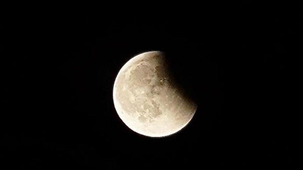 Eclipse lunar visto desde la capital leonesa.