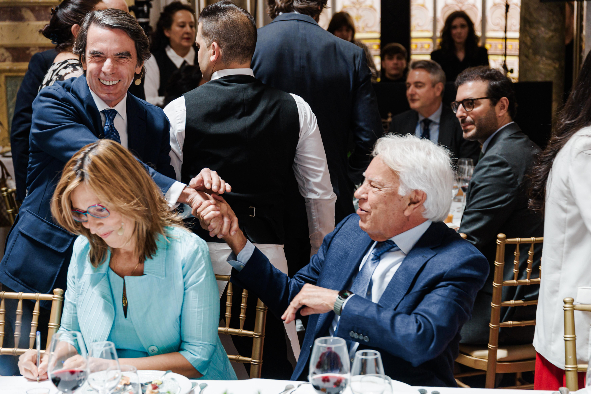 El saludo entre Aznar y González antes del acto en el que recibieron las medallas del CEAPI.