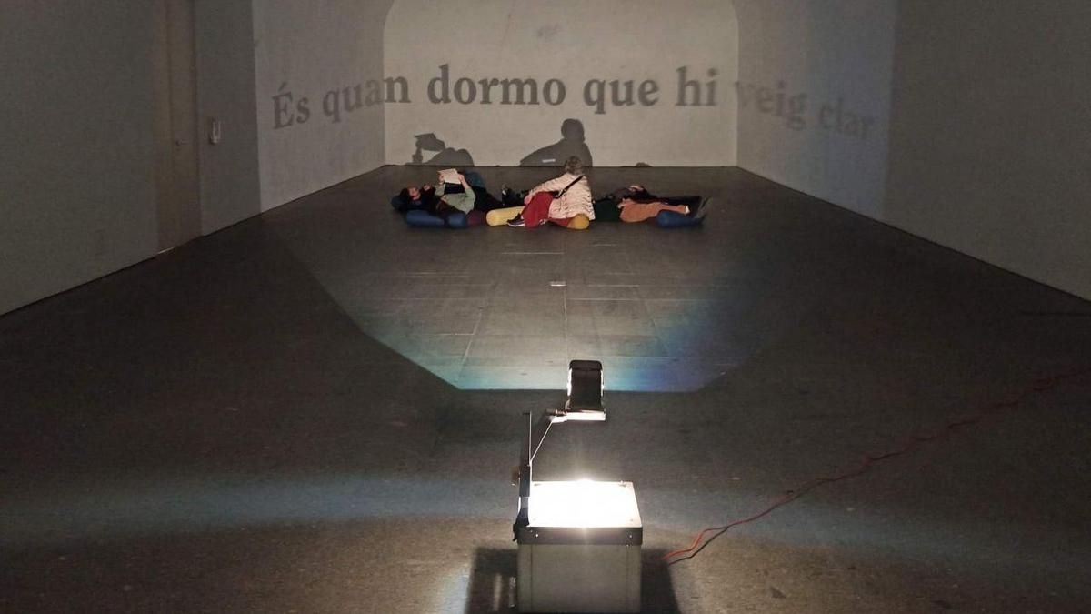 Una siesta en el Museo Reina Sofía para soñar con las vidas secretas y cansadas de la plantilla que lo saca adelante