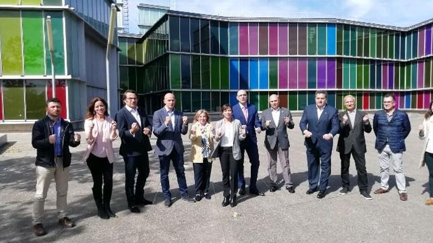 "¡Vamos Ciudadanos!", los candidatos hacen ante el Musac el gesto que ha caracterizado la campaña de la formación.