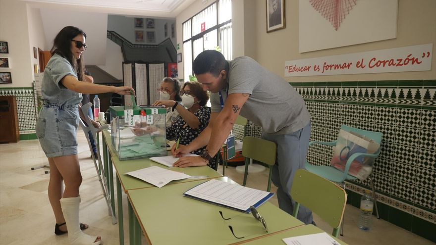 Ciudadanos ejerciendo su derecho al voto durante el día de las elecciones a la presidencia de la Junta de Andalucía a 19 de junio de 2022 en Málaga (Andalucía, España).