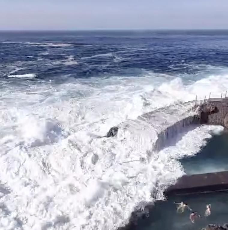 Imagen del oleaje en las piscinas de La Fajana de Barlovento captada un video del Facebook del Ayuntamiento.
