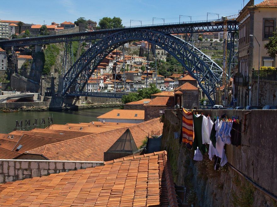 El Puente Don Luis I desde la zona de Vilanova de Gaia. Ropa al sol sobre los tejados de las bodegas.