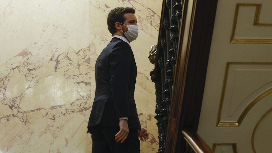 Pablo Casado abandona el hemiciclo tras una breve intervención en la sesión de control al Gobierno.