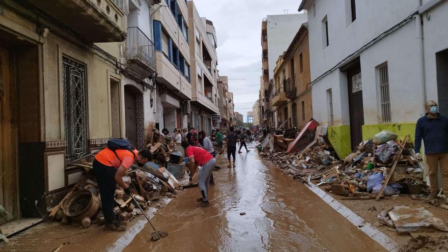 Vecinos y voluntarios limpian una calle de Aldaia.