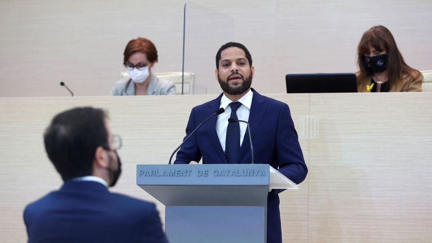 El líder de Vox, Ignacio Garriga, interviene en el debate de investidura del candidato de ERC, Pere Aragonés (i), como nuevo presidente de la Generalitat que se celebra este viernes en el Auditori del Parlament de Catalunya. EFE/Quique García