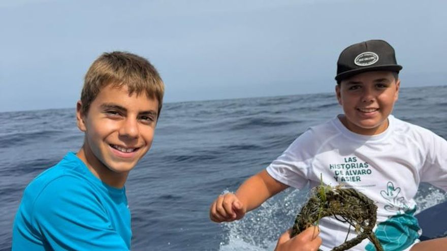 Álvaro y Asier durante una limpieza en barco por la ZEC Teno-Rasca, colaborando con Innoceana.