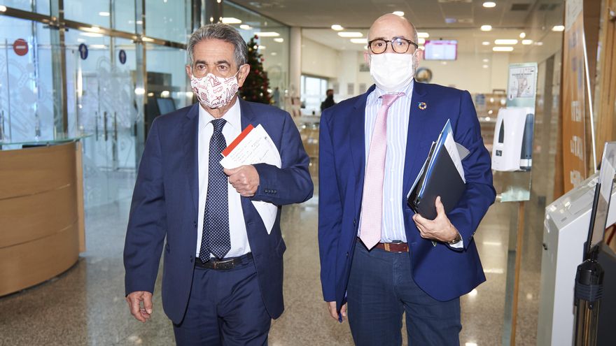 El presidente de Cantabria, Miguel Ángel Revilla (i) y el consejero de Sanidad de Cantabria, Miguel Rodríguez (d)
