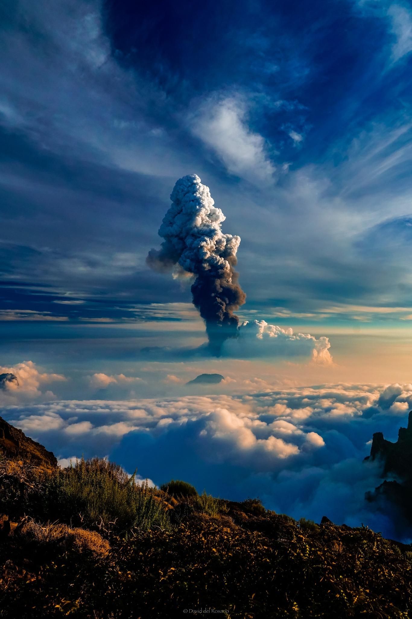 Imagen de la impresionante columna volcánica captada por David del Rosario el pasado 13 de diciembre, fecha en la que ha datado el final de la erupción.