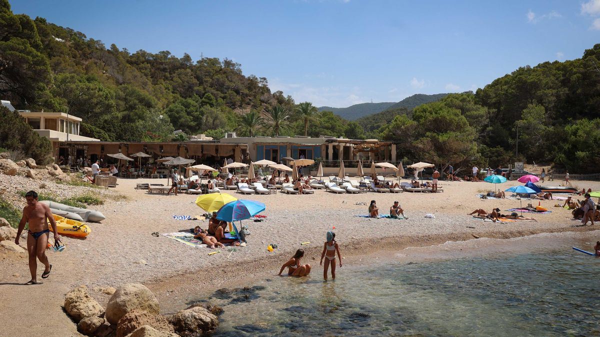 Banyistes a Cala Molí