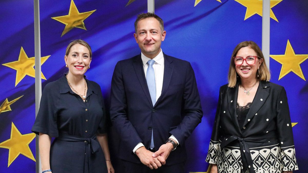 La presidenta de la Junta de Extremadura, María Guardiola, y la consejera de Agricultura, Mercedes Morán, junto al comisario europeo de Agricultura, Christophe Hansen