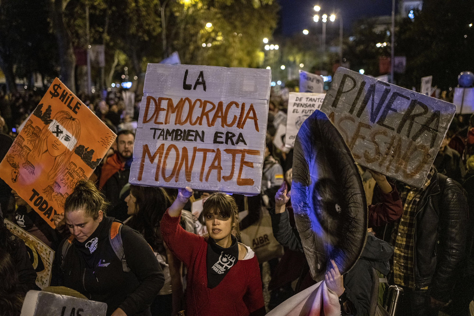 "Es una marcha por el medio ambiente, pero también por los 26 muertos y por los jóvenes que han perdido un ojo", clamaban con megafonía