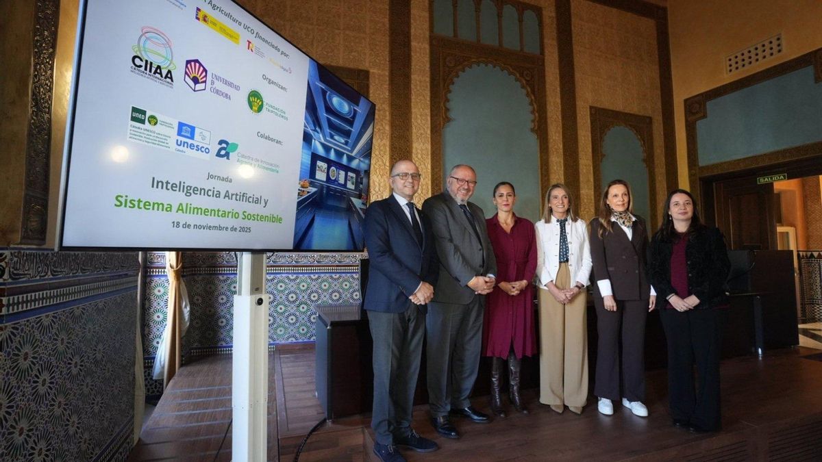 Loreto del Valle (3ª izda.) y Manuel Gómez Galera (izda.), junto a otras autoridades, en la inauguración de la jornada 'Inteligencia Artificial y Sistema Alimentario Sostenible'.