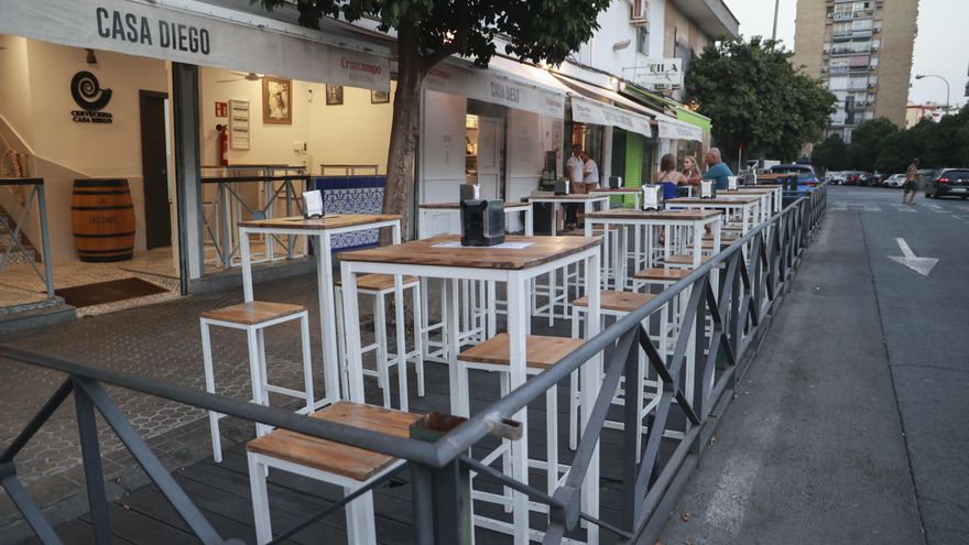 Los bares de Sevilla mantendrán hasta febrero la ampliación de veladores autorizada por la pandemia
