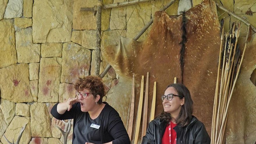 Archivo - Taller Cazábamos en grupo con intérprete de lengua de signos.