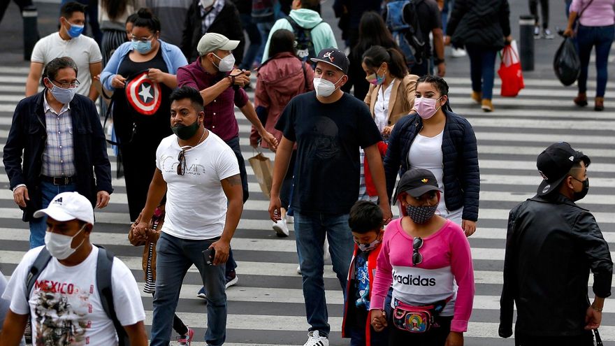 Personas caminan por una calle del Centro Histórico, hoy en la Ciudad de México (México).  EFE/Carlos Ramírez