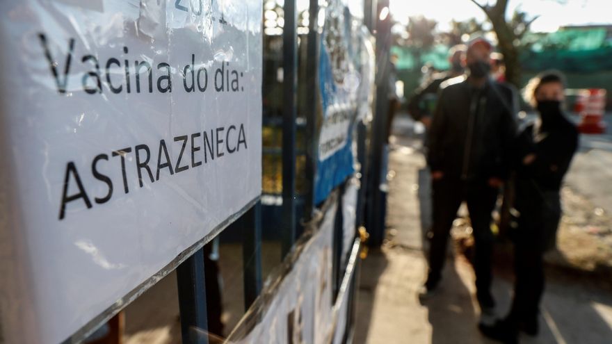 Registro este miércoles de la entrada a un centro de vacunación, en una unidad básica de salud (UBS), en Sao Paulo (Brasil). EFE/Sebastiao Moreira