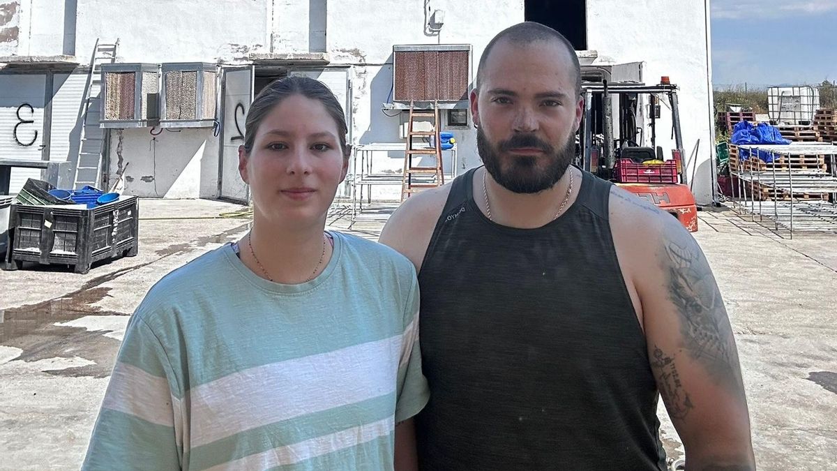 Alberto y Paula, al frente de su nave donde cultivan champiñones
